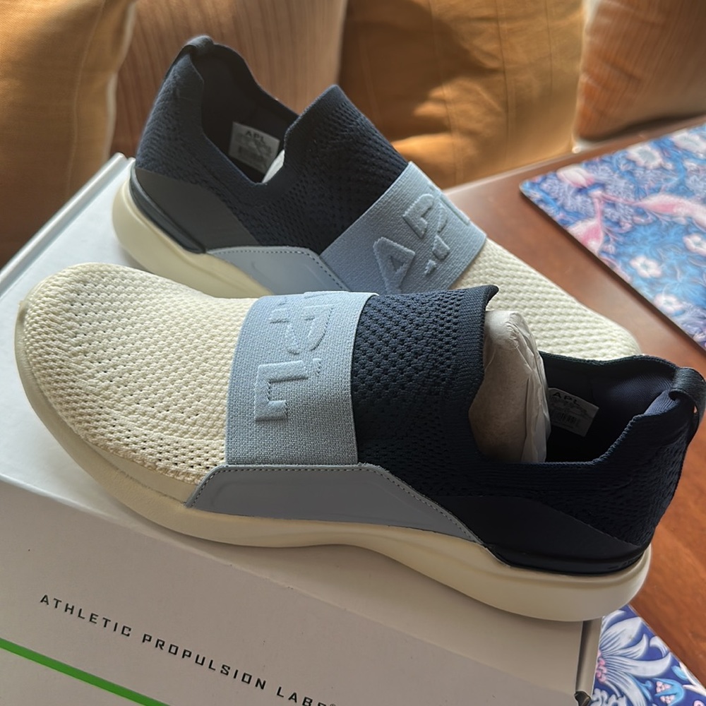 Brand new, never worn APL Women’s 8.5 Techloom Bliss